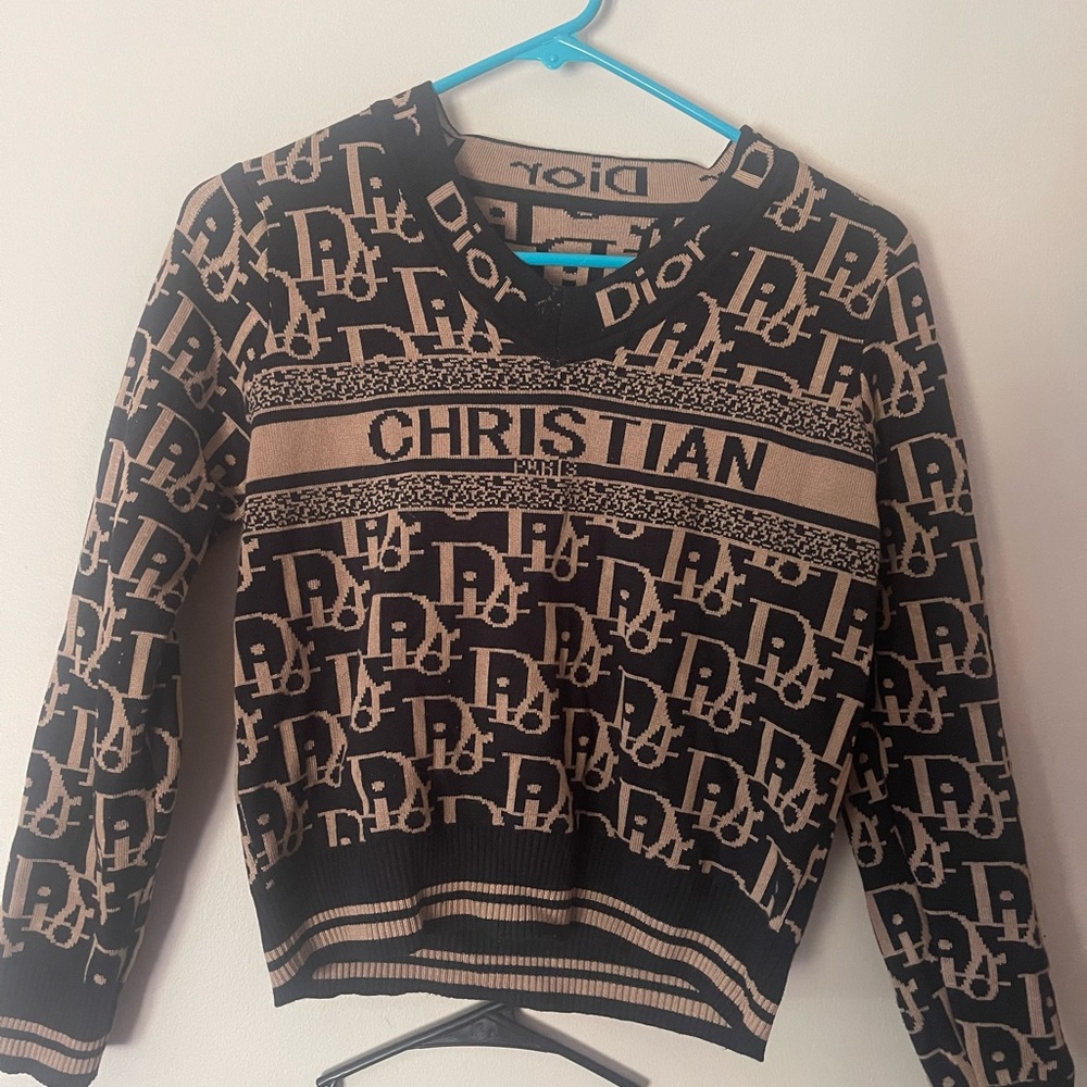 Size free size and I wear the small and medium